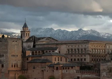 Endülüs’teki İslam eserleri (El Hamra Sarayı)