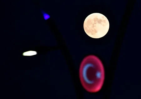 29 Ekim’de kartpostallık görüntüler! Kanlı Ay tutulması böyle görüntülendi