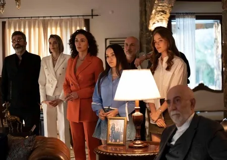 atv'nin yeni dizisi Holding'ten ilk tanıtım: "Ömrümüze yeterince yalan sığdırmadık mı?"