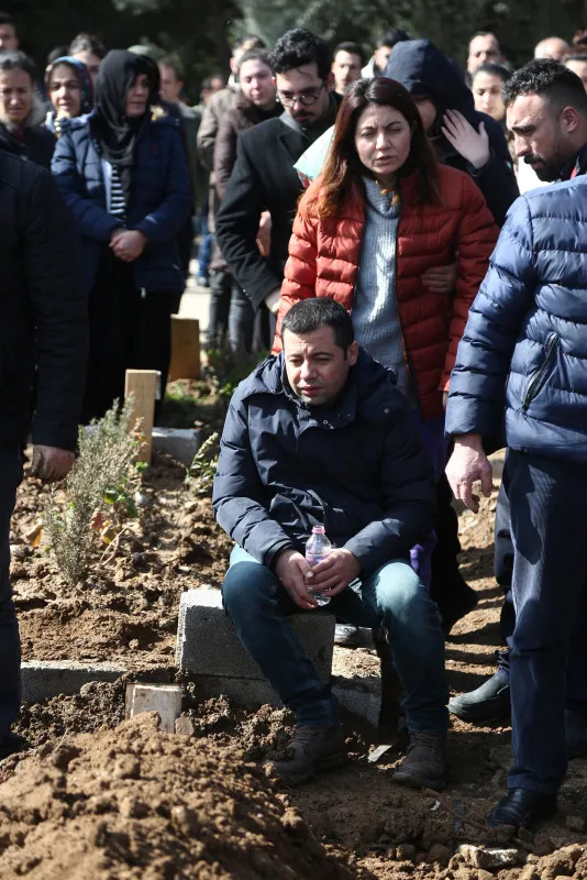 Ailesinin tüm fertleri depremde hayatını kaybetti! Polis memurunun yürekleri dağlayan acısı