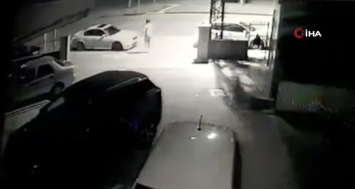 Ankara’da kadına şiddet anı kamerada! Otomobilde kız arkadaşını tekme tokat dövdü! - 2
