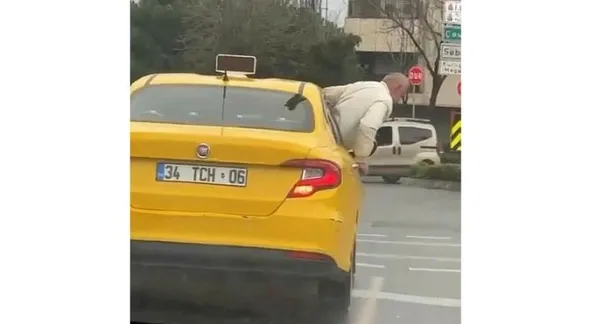 1704708207855.jpeg İstanbul'da hayrete düşüren manzara! Taksinin camından sarktı görenler şoke oldu - 2