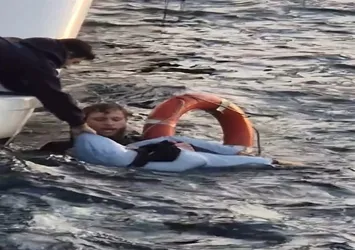 İstanbul Boğazı'nda gergin anlar! Suya düşen kadını boğulmaktan son anda kurtardı