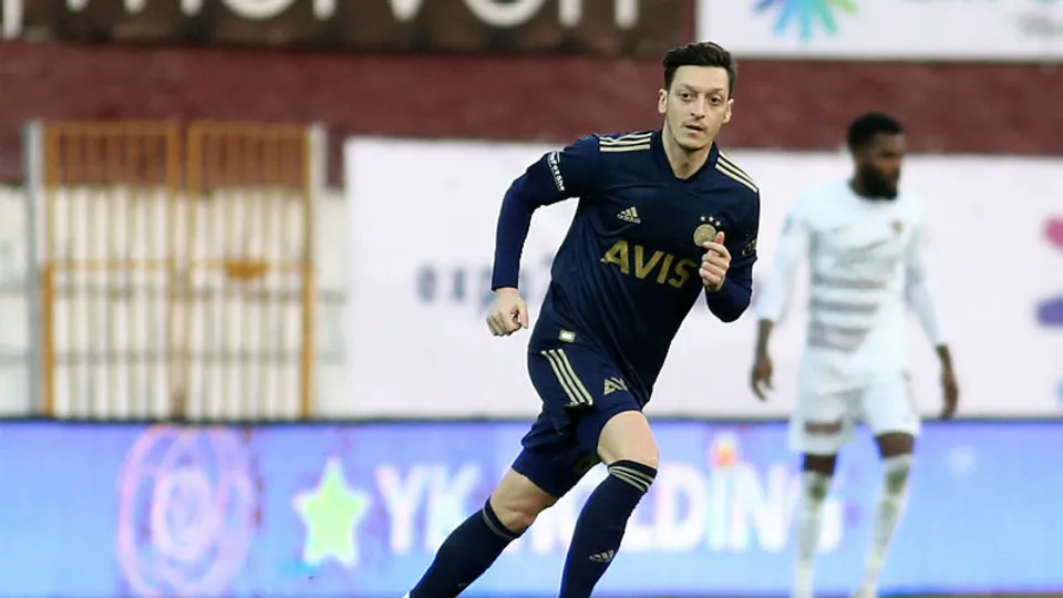 Fenerbahçe haberleri bugün | Mesut Özil ilk maçında heyecandan bakın ne yapmış!
