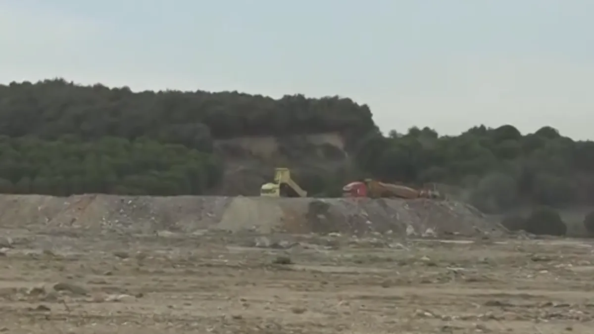 Arnavutköy Bolluca'daki Mavi Göl, İBB'nin dolgu çalışmaları sonrası tamamen kuruyup çorak araziye dönüştü