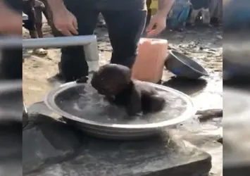 Afrikalı çocuğun su sevinci duygulandırdı