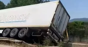 Bursa’da kontrolden çıkan tır devrildi