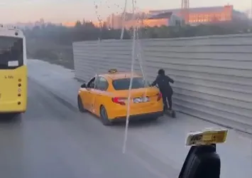 Akılalmaz görüntüler! Taksi kaldırımdaki scooter sürücüsüne çarptı