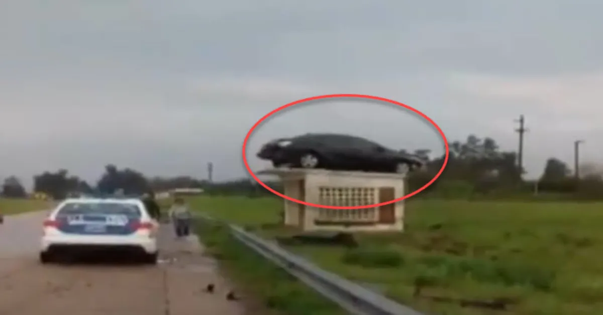 Görenler şaştı kaldı! Takla atan otomobil durağın üzerinde kaldı