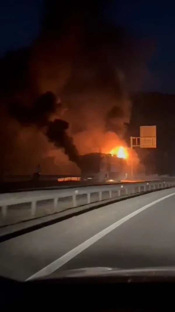 antalyada-faciadan-donuldu-seyir-halindeki-yolcu-otobusu-alev-alev-yandi-1698259783598.jpg Antalya'da faciadan dönüldü: Seyir halindeki yolcu otobüsü alev alev yandı - 2