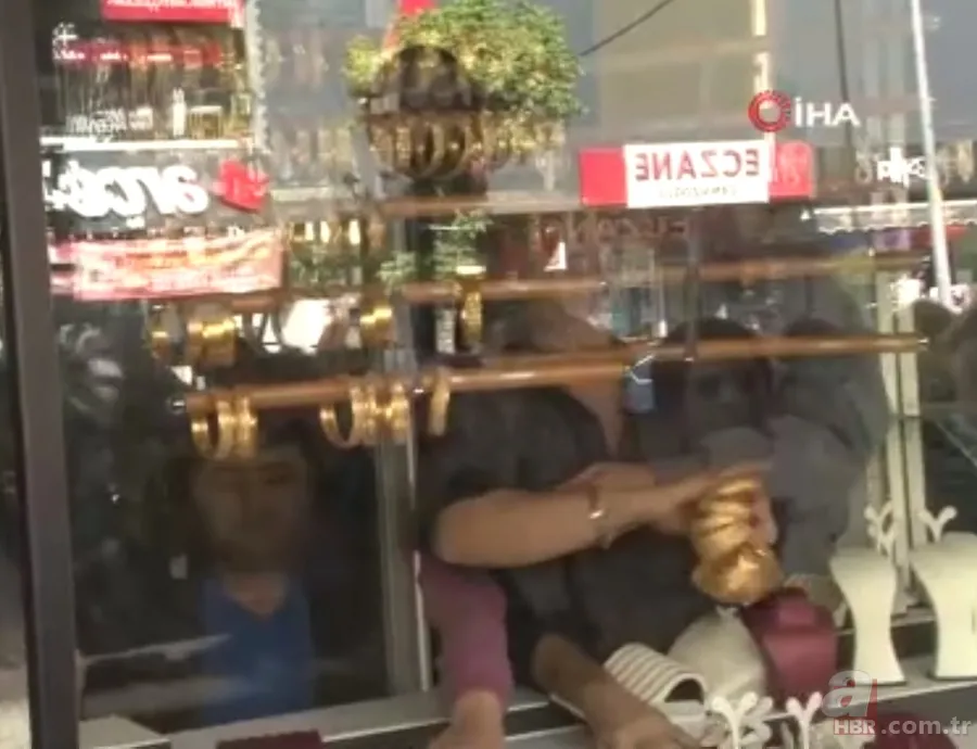 Kuyumcu altınları alıp sırra kadem bastı! Müşteriler dükkanı yağmalamaya çalıştı 7