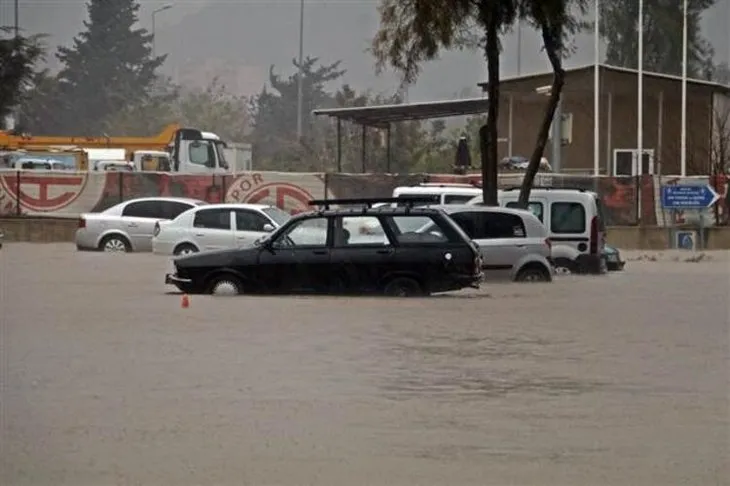 Antalya'yı fırtına yıktı geçti! Uçaklar inemedi, ağaçlar devrildi, araçlar mahsur kaldı