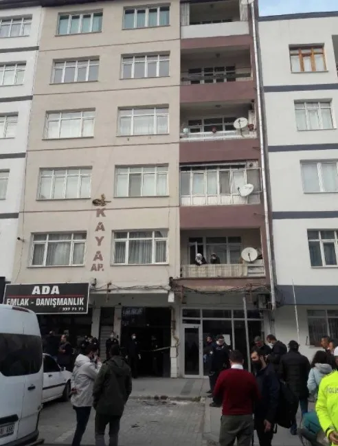 kayseride-kan-donduran-vahset-annesini-oldurdu-babasini-bicakladi-sonra-intihara-tesebbus-etti-1637675744338.jpg Kayseri’de kan donduran vahşet! Annesini öldürdü babasını bıçakladı sonra intihara teşebbüs etti - 1
