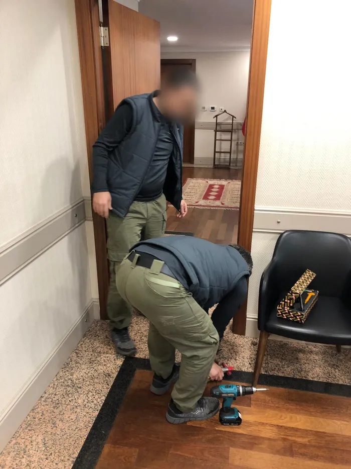 Kapı kilidi söktüren 'sevgi pıtırcığı'! İşte zorbalığın görüntüleri - 2