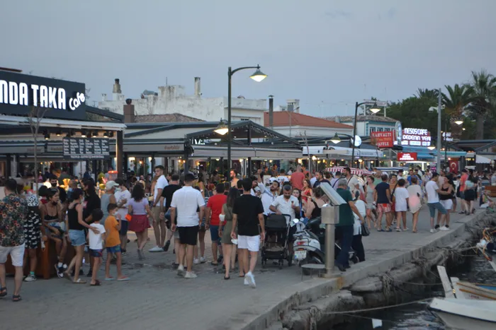 Ayvalık’ta bayram yoğunluğu: Cunda Adası doldu taştı! Giriş yolu 4 saat kapatıldı - 2