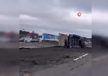 KMO'da kamyon devrildi!