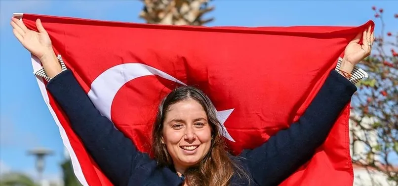 Ultra maraton yüzücüsü Bengisu Avcı Kış Yüzme Dünya Şampiyonası'nda birinci oldu