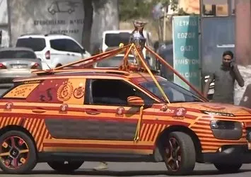 Galatasaraylılar şampiyonluk şölenine hazır! Otomobilini Galatasaray’ın renkleriyle kapladı