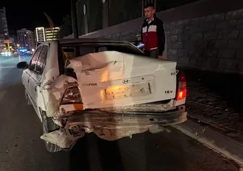 Niğde-Bor Otoyolu'nda midibüs ile otomobil çarpıştı: 1 yaralı