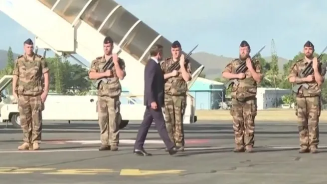 Macron programını değiştirdi isyan eden Yeni Kaledonya’ya gitti