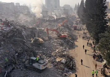 Asrın felaketinde binlerce bina yıkılmıştı! Uluslararası gazeteciler izlenimlerini aktardı: "Depreme dayanıklı modern bina ve tesislerin kurulması takdire şayan"