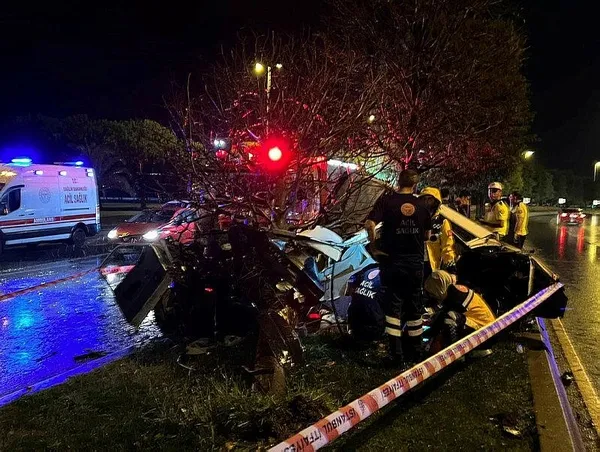 1688786658195.jpeg İstanbul'da korkunç kaza! Kağıt gibi ikiye ayrıldı: 1 ölü 1 yaralı - 2