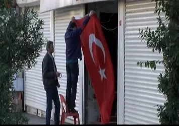 Terörün izleri yıkanarak temizlendi, iş yerlerine Türk bayrakları asıldı