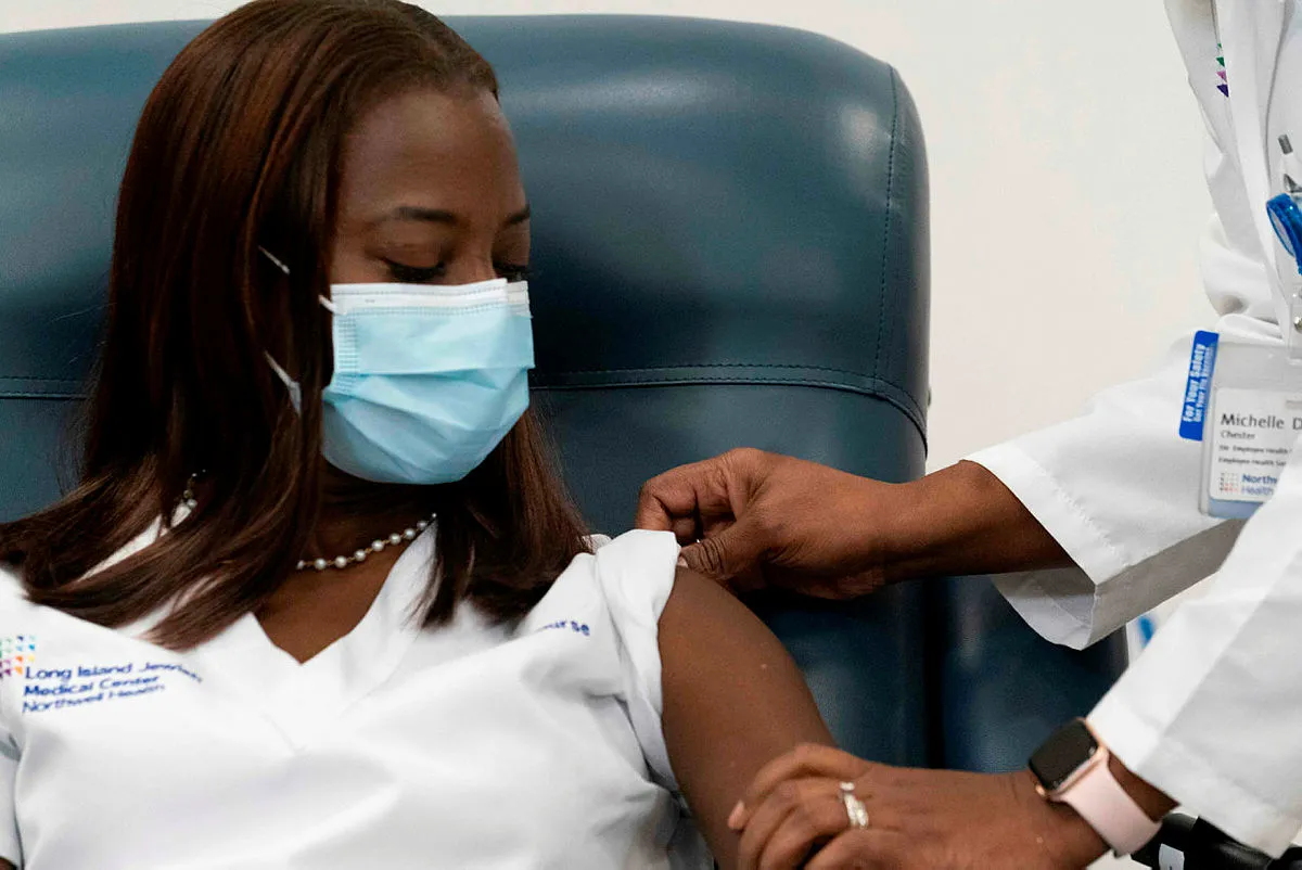 ABD’de ilk Pfizer-BioNTech Covid-19 aşısı siyahi hemşire Sandra Lindsay'e yapıldı