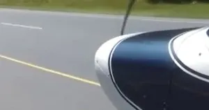 Arıza yapan küçük uçak otoyola indi
