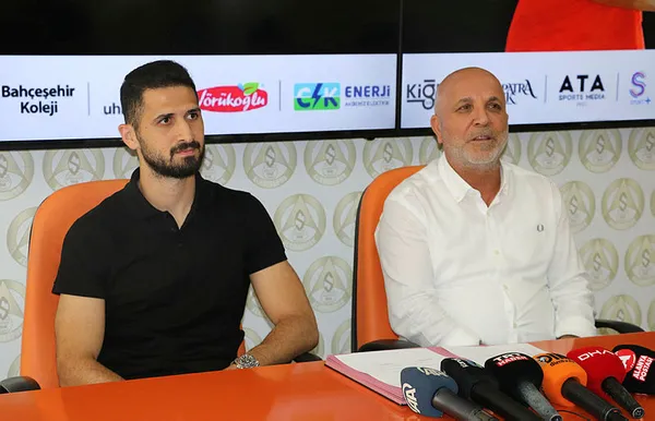 Son dakika: Emre Akbaba Alanyaspor’a transfer oldu