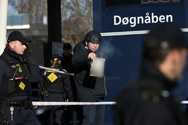 İsveç’te Kur’an-ı Kerim yakan Rasmus Paludan bu kez Kopenhag’da yaktı! Her cuma Kur’an yakacağım demişti