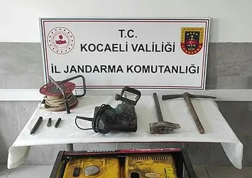 Define ararken suçüstü yakalandılar!
