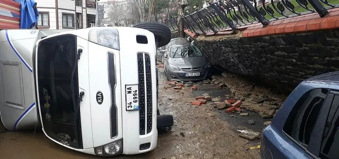 İstanbul’da istinat duvarı çöktü! 5 araç zarar gördü
