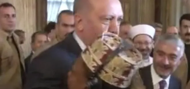Afrikalı katılımcı, Cumhurbaşkanı Erdoğan’a ‘Reis’ diye seslenerek sarıldı