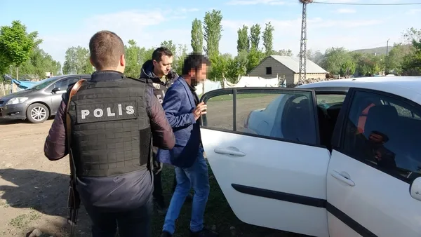 gocmen-kacakcilarina-nefes-aldirmadilar-18-kisi-gozaltinda-1653547466343.jpg Göçmen kaçakçılarına nefes aldırmadılar: 18 kişi gözaltında - 3