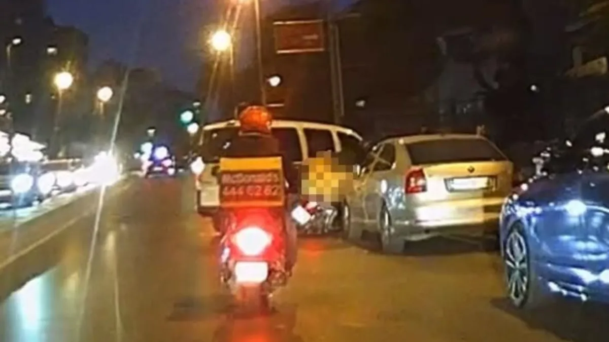 Kadıköy’de hafif ticari araç motosiklete çarptı: Kaza anı kamerada