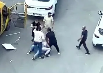 İstanbul'da yol verme kavgası! Tekme ve yumruklar havada uçuştu