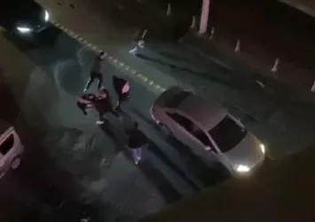 İstanbul'da sokak ortasında dehşet anları! Yol verme tartışması silahlı kavgaya dönüştü