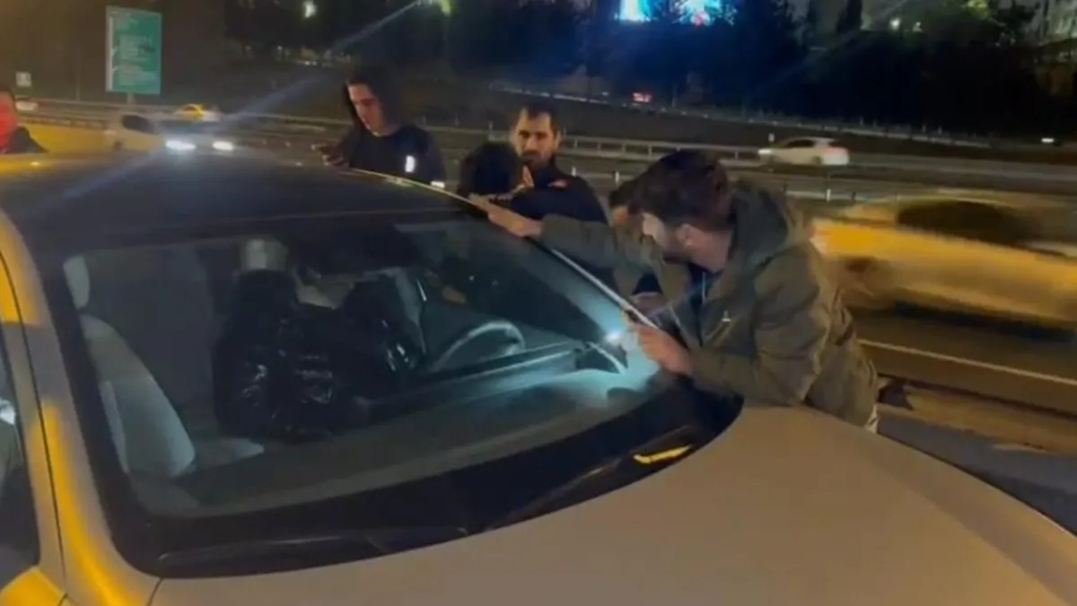 Bağcılar'da ilginç olay! Sürücü sol şeritte uyuyakaldı: İtfaiye camı kırarak uyandırdı