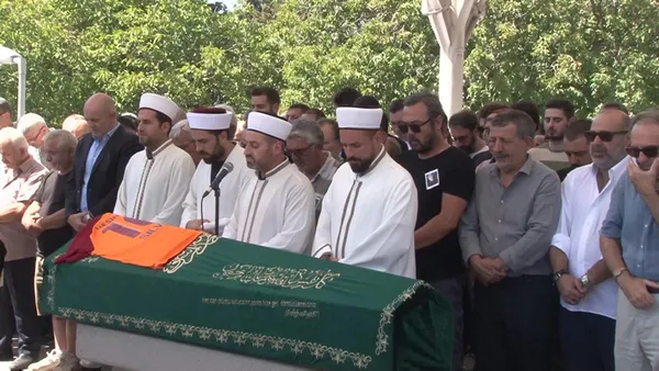 1693488913169.jpg Eşkıya Dünyaya Hükümdar Olmaz’ın yıldızı Ünal Silver'e veda! Cenazede gözyaşları sel oldu - 1