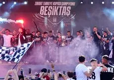 Beşiktaş kupayı taraftarıyla kutladı