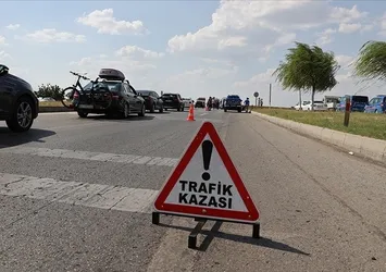 Tutak’ta minibüs ile traktör çarpıştı: 3 yaralı