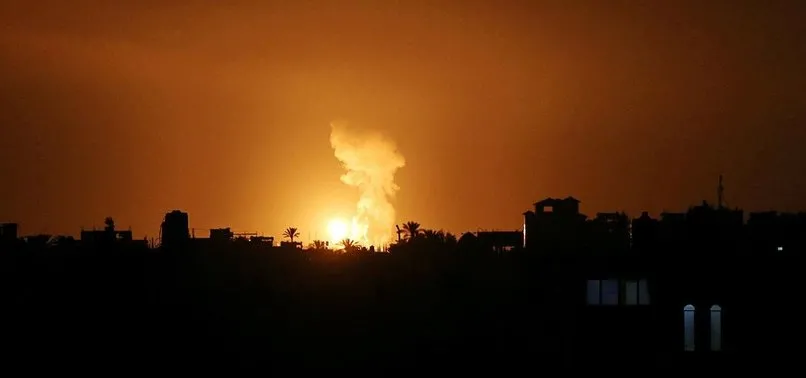 Son dakika: İsrail, Gazze'de Hamas'a ait bazı noktaları vurdu