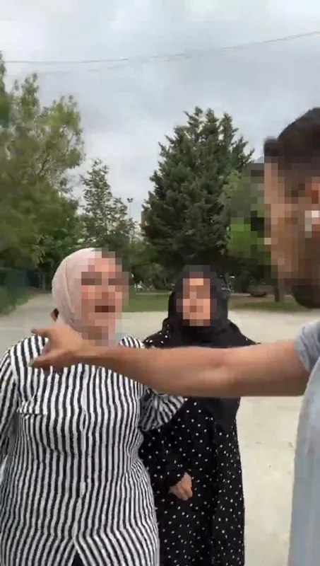 Paw Guards’ın yöneticisi Burak Arslan’dan başörtülü anneye ve çocuklara tehdit: Köpekler kalacak onlar gidecek