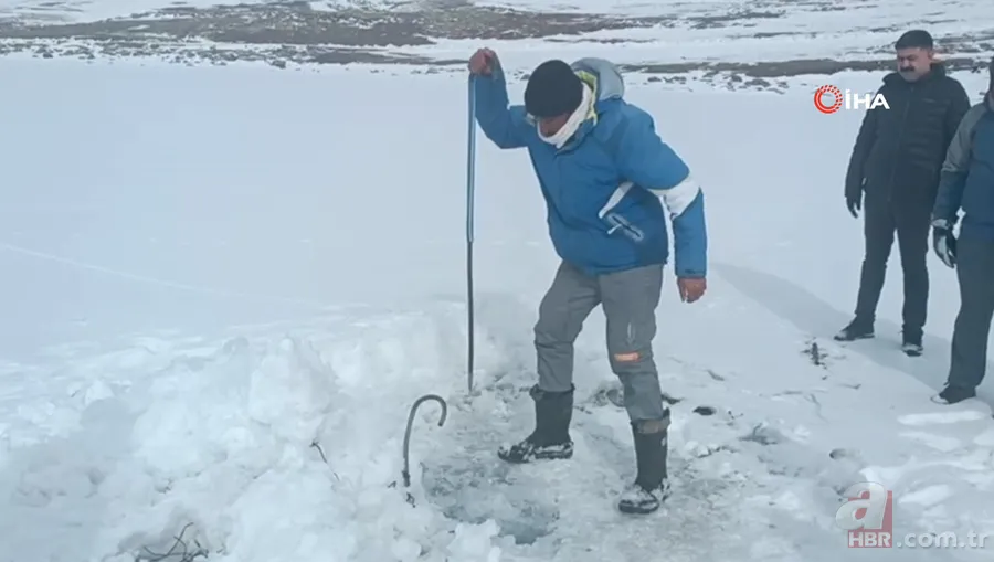 Görüntüler Türkiye’den! Kazma küreği aldılar balıkları kaptılar | İşte Eskimo usulü balık avı 3