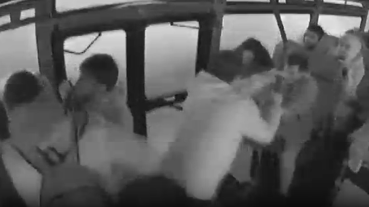 İşte Van'da zincirleme kaza anı! Otobüs şoföründen son hamle...