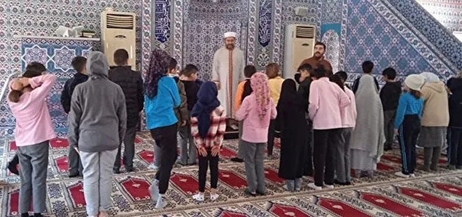 Cumhuriyet Gazetesi çocukların cami gezisinden rahatsız oldu: Yapılan habere sosyal medyadan tepki yağdı