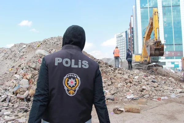 Diyarbakır'da polis enkaz başında nöbette! Değerli eşyalar sahiplerine teslim ediliyor