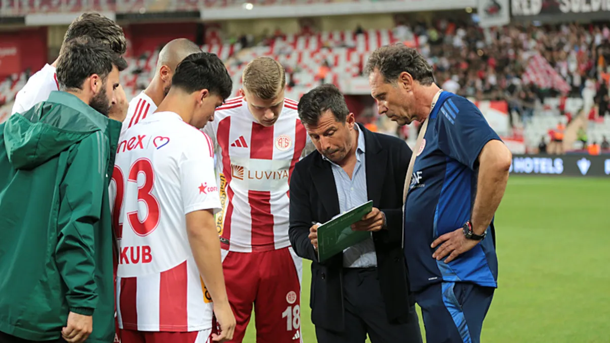 Antalyaspor'da sürpriz ayrılık: Emre Belözoğlu ile yollar ayrıldı