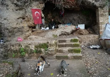 Falezlerdeki oyuğa sığındı! 4 yıldır burada yaşıyor